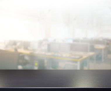 Arka planda Office ahşap masa