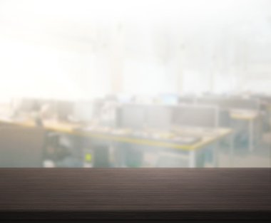 Arka planda Office ahşap masa