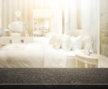 Masa üstü ve bulanıklık arka planda yatak odası