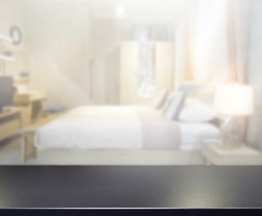 Masa üstü ve bulanıklık arka planda yatak odası