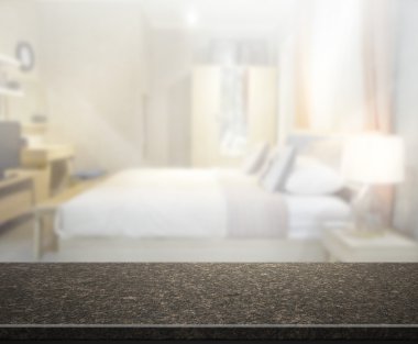 Masa üstü ve bulanıklık arka planda yatak odası