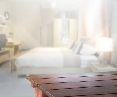 Masa üstü ve bulanıklık arka planda yatak odası