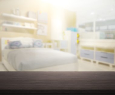 Masa üstü ve bulanıklık arka planda yatak odası