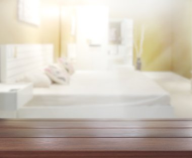 Masa üstü ve bulanıklık arka planda yatak odası