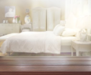 Masa üstü ve bulanıklık arka planda yatak odası