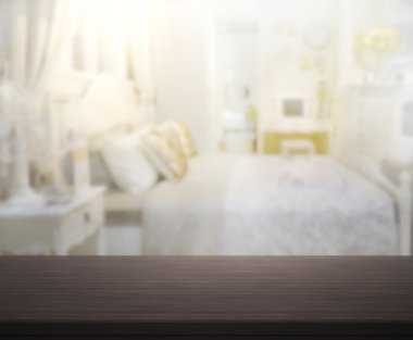 Masa üstü ve bulanıklık arka planda yatak odası
