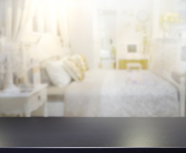 Masa üstü ve bulanıklık arka planda yatak odası