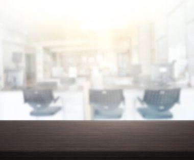 Arka planda Office ahşap masa