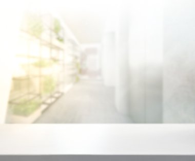 Arka planda Office ahşap masa