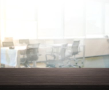 Arka planda Office ahşap masa