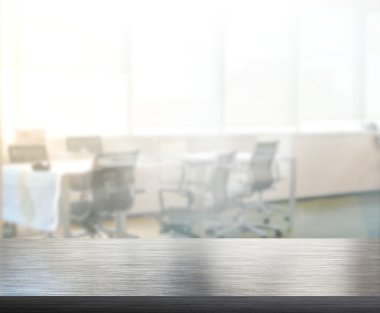 Arka planda Office ahşap masa