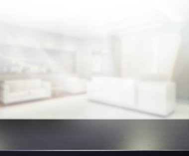 Arka planda Office ahşap masa