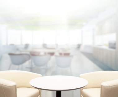 Arka planda Office ahşap masa