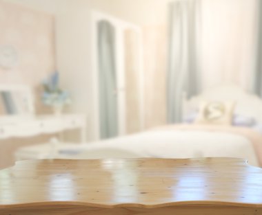 Masa üstü ve bulanıklık arka planda yatak odası