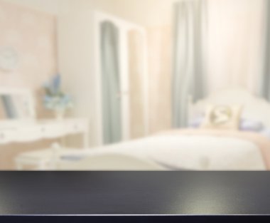 Masa üstü ve bulanıklık arka planda yatak odası