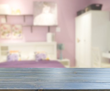 Masa üstü ve bulanıklık arka planda yatak odası