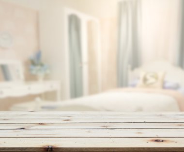 Masa üstü ve bulanıklık arka planda yatak odası