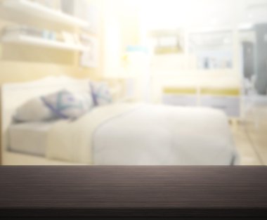 Masa üstü ve bulanıklık arka planda yatak odası