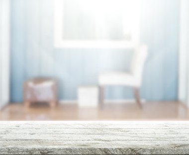 Masa üstü ve arka planın bulanık oturma odası
