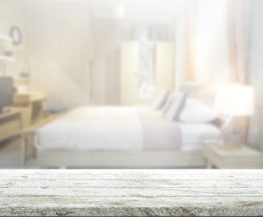 Masa üstü ve bulanıklık arka planda yatak odası