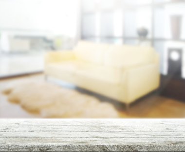 Masa üstü ve arka planın bulanık oturma odası