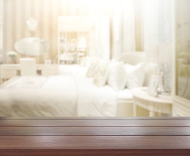 Masa üstü ve bulanıklık arka planda yatak odası