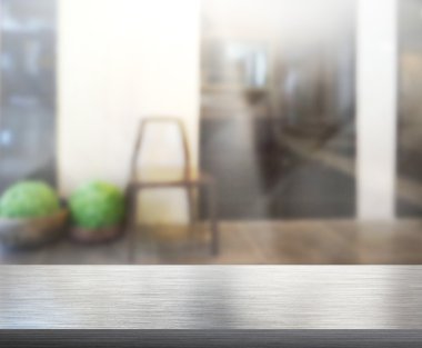 Masa üstü ve arka planın bulanık oturma odası