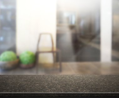 Masa üstü ve arka planın bulanık oturma odası