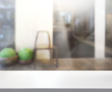 Masa üstü ve arka planın bulanık oturma odası