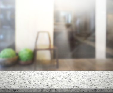 Masa üstü ve arka planın bulanık oturma odası