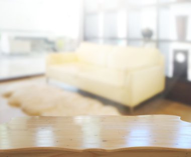 Masa üstü ve arka planın bulanık oturma odası