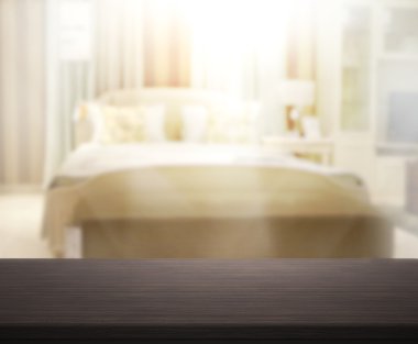 Masa üstü ve bulanıklık arka planda yatak odası