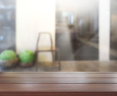 Masa üstü ve arka planın bulanık oturma odası