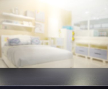 Masa üstü ve bulanıklık arka planda yatak odası