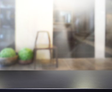 Masa üstü ve arka planın bulanık oturma odası