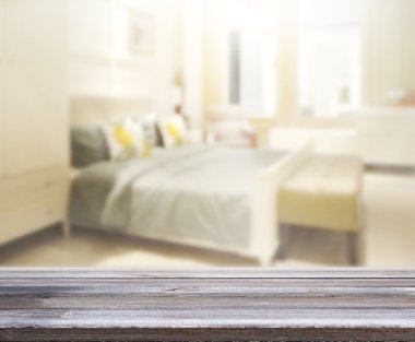 Masa üstü ve bulanıklık arka planda yatak odası