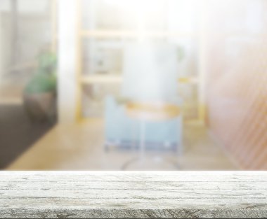 Masa üstü ve arka planın bulanık oturma odası