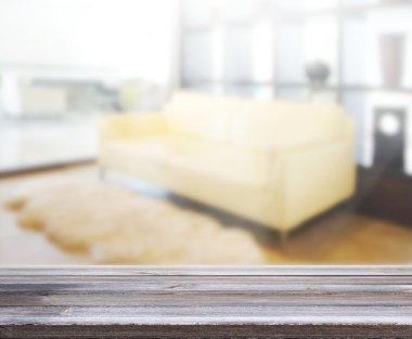 Masa üstü ve arka planın bulanık oturma odası