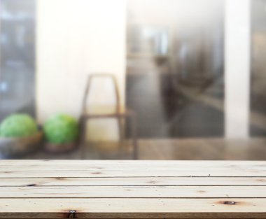 Masa üstü ve arka planın bulanık oturma odası