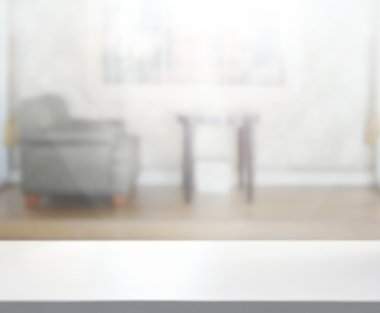 Masa üstü ve arka planın bulanık oturma odası