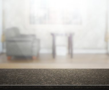 Masa üstü ve arka planın bulanık oturma odası