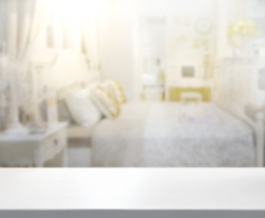 Masa üstü ve bulanıklık arka planda yatak odası