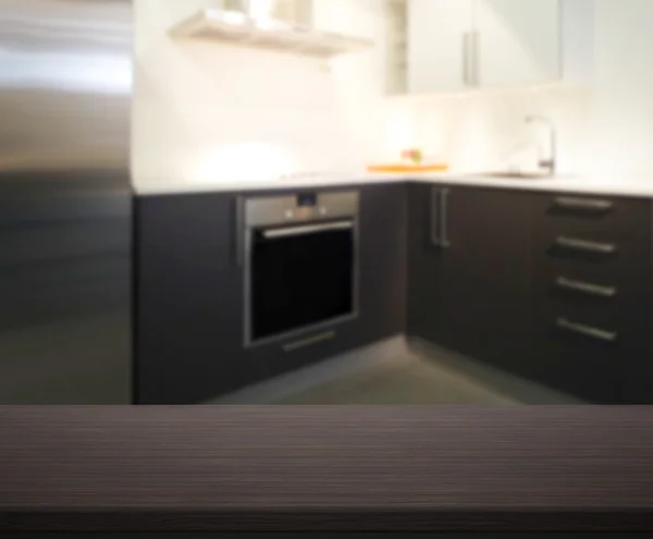Tafelblad en Blur keuken kamer van achtergrond — Stockfoto