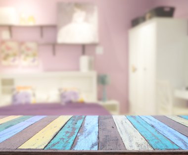 Masa üstü ve bulanıklık arka planda yatak odası