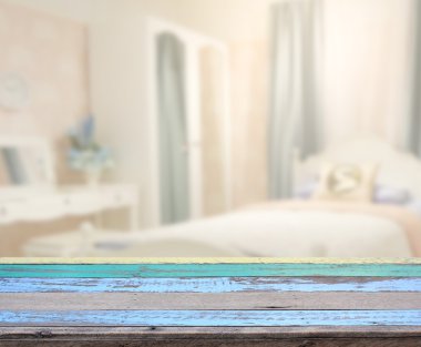 Masa üstü ve bulanıklık arka planda yatak odası