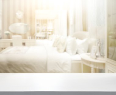 Masa üstü ve bulanıklık arka planda yatak odası