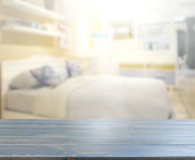 Masa üstü ve bulanıklık arka planda yatak odası