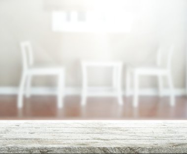 Masa üstü ve arka planın bulanık oturma odası