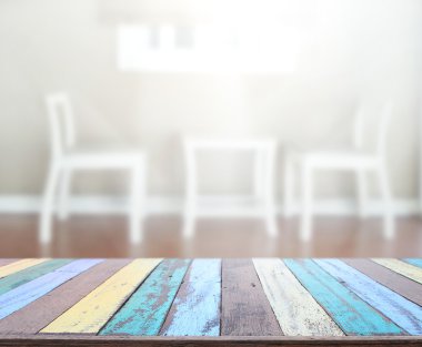 Masa üstü ve arka planın bulanık oturma odası