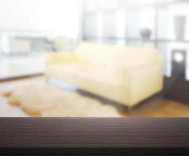 Masa üstü ve arka planın bulanık oturma odası